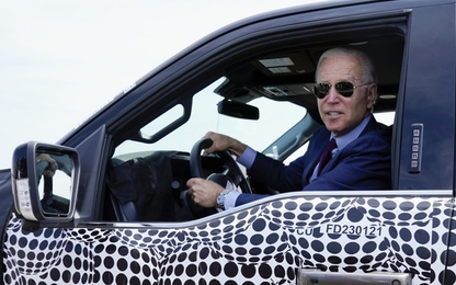 Ủng hộ xe điện, Tổng thống Mỹ Biden đích thân lái thử Ford F-150 Lightning
