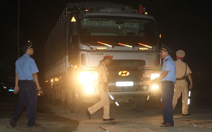 Tăng cường kiểm tra xe quá tải trên địa bàn Hà Nội, Hòa Bình