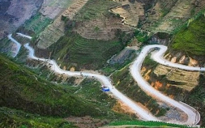 Sửa chữa hư hỏng tuyến đường cột cờ Lũng Cú, tỉnh Hà Giang