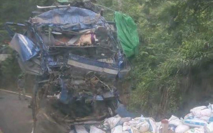 Xe tải đâm vào vách núi 3 người thương vong còn hạn kiểm định