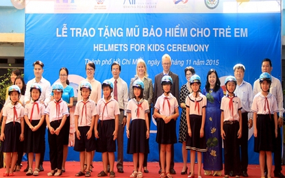 Trao tặng gần 1.000 MBH cho học sinh vùng ven Sài Gòn