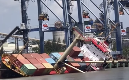 Tàu chở 54 container gặp nạn tại cảng Hiệp Phước