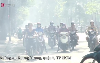 Xả khói nướng thịt vào người đi đường trên phố Sài Gòn