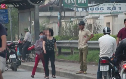 Dàn cảnh mời xe ôm, móc trộm tiền trước cổng bệnh viện Bạch Mai