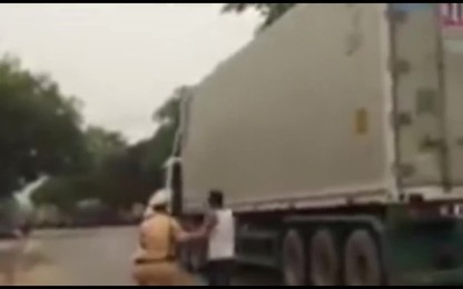 5 video chống đối cảnh sát giao thông gây xôn xao năm 2016