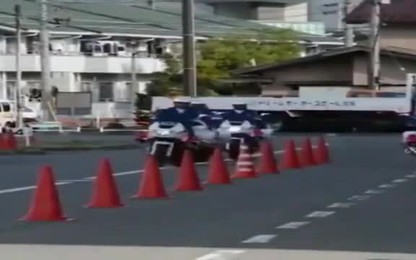 Nữ cảnh sát Nhật trổ tài lái lụa với môtô phân khối lớn