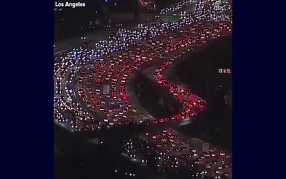 Cảnh tắc đường 'hoa mắt' của hàng nghìn ôtô trên cao tốc Mỹ