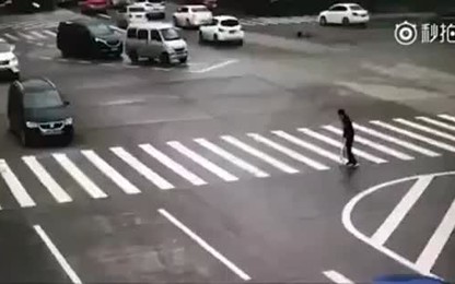 Nữ tài xế xuống xe đưa người tàn tật sang đường
