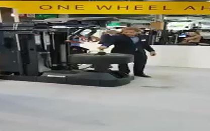 Người đàn ông thay lốp ôtô siêu nhàn