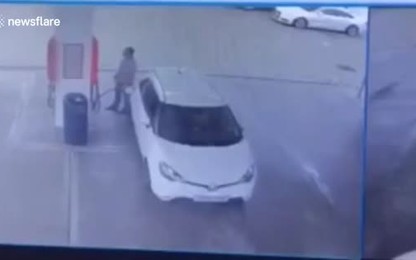 Nữ tài xế nhầm số, siêu xe chồm lên ôtô khác trong trạm xăng
