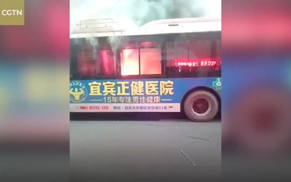 Quản lý nhà hàng lao lên xe buýt cháy ngùn ngụt cứu cụ ông
