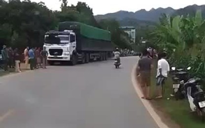 Video: Va chạm với xe đầu kéo, 1 người tử vong ở Sơn La