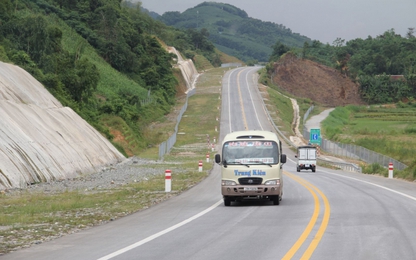 VEC phân luồng km136+108 cao tốc Nội Bài - Lào Cai để sửa chữa