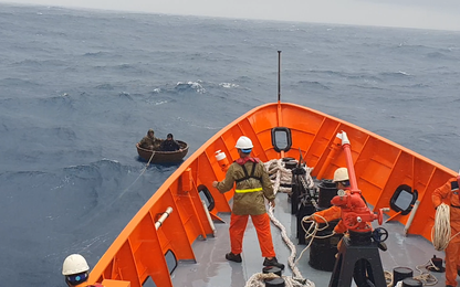 Chìm tàu, 2 thuyền viên được ứng cứu kịp thời