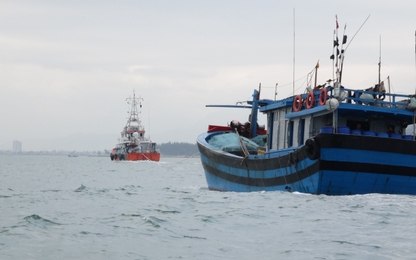 Cứu thành công 11 ngư dân trôi dạt trên vùng biển Quảng Trị