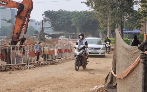 Hà Nội: Người dân đi lại bất an vì dự án tiêu nước thi công thiếu an toàn