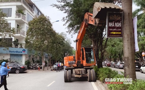 Cận cảnh lực lượng liên ngành "dọn sạch" hàng quán vỉa hè nhiều tuyến đường ở Hà Nội