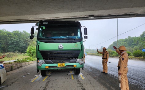 CSGT Hà Nội đội mưa cân tải trọng xe "hổ vồ" trên quốc lộ