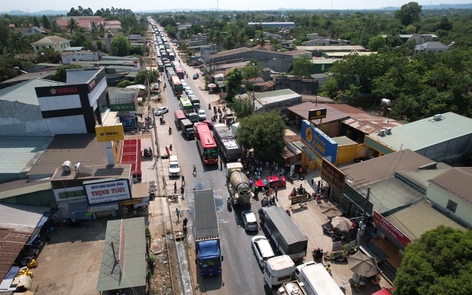 Video: Ô tô con tông hông xe tải kẹt xe nhiều giờ đường Hồ Chí Minh qua Đắk Lắk