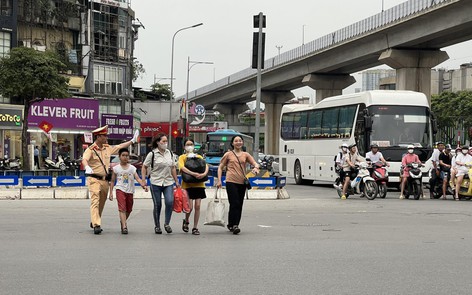 CSGT Hà Nội căng mình điều tiết giao thông, hỗ trợ người dân sau nghỉ lễ