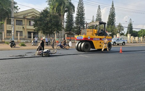 Xe máy va chạm với xe lu đang thi công đường ở Gia Lai, khiến 1 cháu bé tử vong