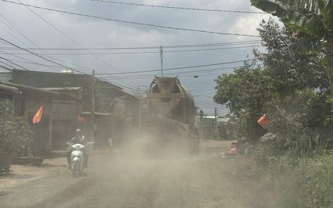 Đắk Lắk: Bụi cuốn mù mịt, xe bê tông tươi "bức tử" cuộc sống người dân