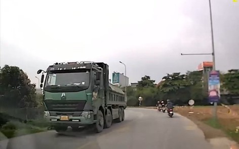 Hà Nội: Va chạm xe tải "hổ vồ", người phụ nữ đi xe máy tử vong thương tâm