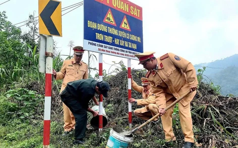 CSGT Quảng Nam trao "bí kíp" giúp lái xe vượt đèo Lò Xo an toàn