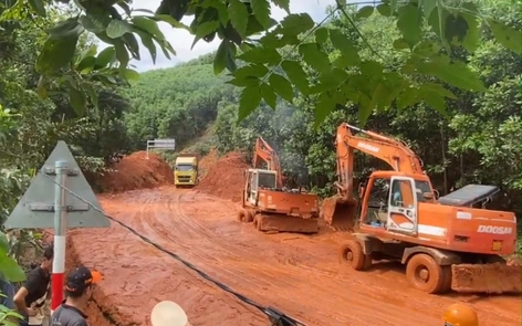 Đà Nẵng: Cứu nạn thành công xe đầu kéo gặp tai nạn, tuyến đường qua đèo Lò Xo thông xe trở lại
