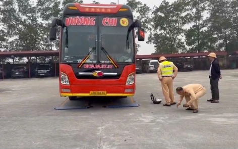 Phạt nặng chủ xe, trừ điểm GPLX tài xế xe khách chở hàng quá tải 200% trên cao tốc