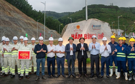 Phó Thủ tướng Hồ Quốc Dũng thăm, tặng quà người lao động dự án cao tốc Quảng Ngãi - Hoài Nhơn trước ngày khánh thành