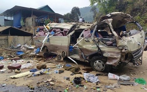 Lật xe khách chở đoàn giáo viên đi thiện nguyện ở Lào Cai, 9 người tử vong