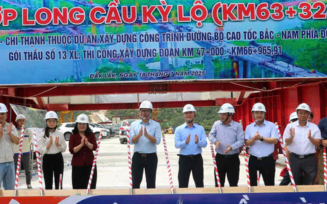 Hợp long cầu Kỳ Lộ thuộc dự án cao tốc đoạn Quy Nhơn - Chí Thạnh