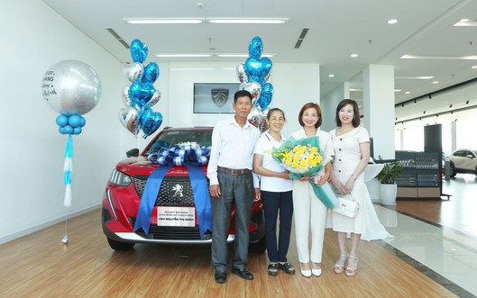 Nguyễn Thị Oanh chính thức nhận chìa khóa xe Peugeot 2008 do Thaco trao tặng