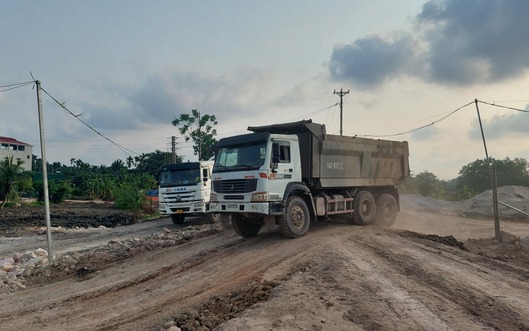 Quảng Ninh: Dự án đường dẫn cầu Bến Rừng sử dụng nhiều xe cơi thùng, không đăng kiểm để thi công