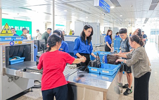 Sân bay Tân Sơn Nhất hỗ trợ hành khách dịp cao điểm lễ 30/4 và 1/5