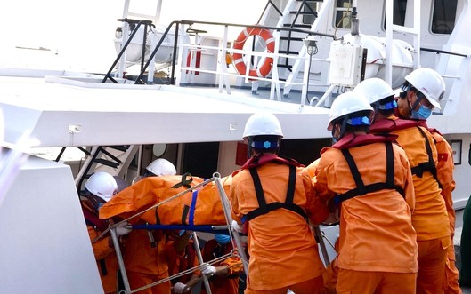 Bàn giao thi thể 4 thuyền viên tử vong trong vụ chìm sà lan ở biển Quảng Ngãi