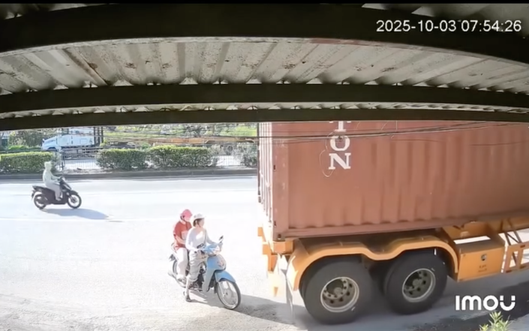 Từ vụ xe máy dừng sau container bị cuốn vào gầm, bài học đắt giá cho người đi xe máy