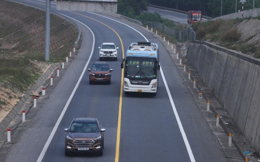 Vượt xe ẩu gây tai nạn trời mưa, bài học đắt giá cho tài xế