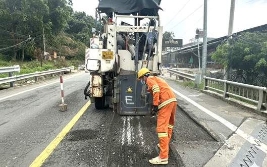 Tổng lực vá sửa mặt đường hư hỏng trên tuyến QL1 qua tỉnh Khánh Hoà