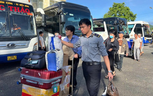 Đường sắt chuyển tải 1.500 khách do ảnh hưởng của bão số 13