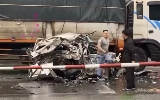 Vụ ô tô con bị vò nát sau tai nạn, vì sao tài xế thoát nạn khó tin?