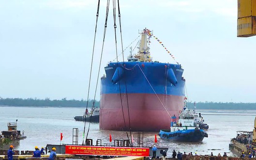 Hạ thủy tàu hàng 65.000DWT