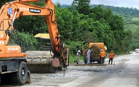 Vá sửa mặt đường, đảm bảo giao thông tuyến đường Hồ Chí Minh