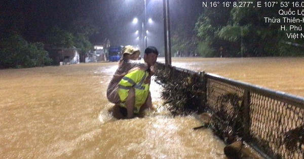 Xúc động hình ảnh CSGT dầm mưa, cõng người dân qua điểm ngập