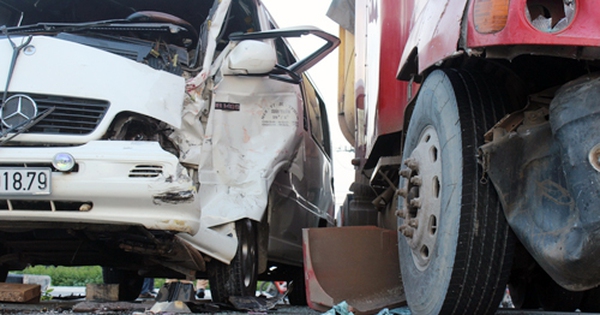 Xe container tông ôtô 16 chỗ, nhiều người bị thương | Tạp chí Giao ...