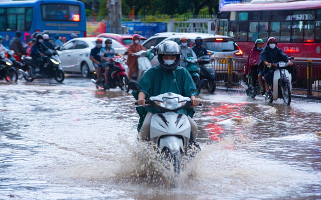 TP.HCM: Đường ngập sâu sau mưa lớn, người dân chật vật di chuyển