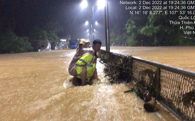 Xúc động hình ảnh CSGT dầm mưa, cõng người dân qua điểm ngập