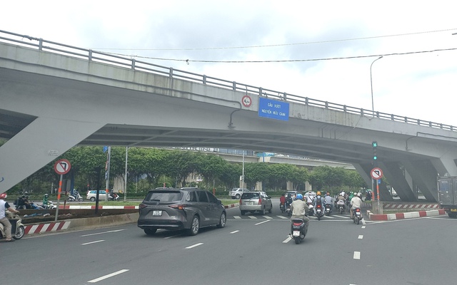 TP.HCM cấm tất cả phương tiện lưu thông để sửa chữa cầu vượt Nguyễn Hữu Cảnh