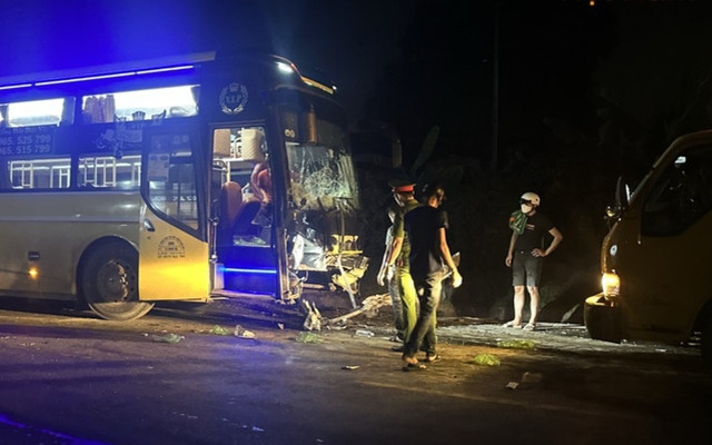 TNGT giữa ôtô khách và ôtô con ở Đà Nẵng, 1 người tử vong tại chỗ 
